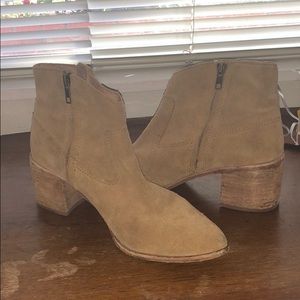 3inch tan/boots zipper. Slightly worn